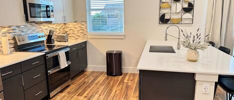 Jääkaappi, mikroaaltouuni, uuni, liesi