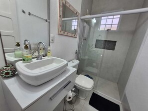 Chambre Familiale | Salle de bain | Serviettes fournies, savon, papier toilette