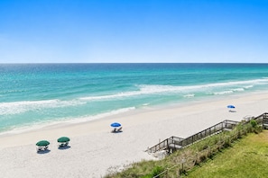 A beach with a wooden walkway, beach chairs, and umbrellas. - Gulf front*Private Beach*Beach Chairs*Bikes (Santa Rosa Beach)