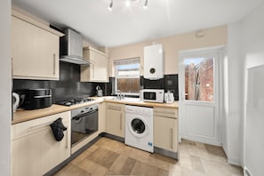 Fridge, microwave, oven, stovetop - Contractor 3-bed Long-stay Discounts & Parking (Reading)