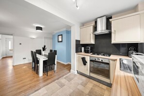 Fridge, microwave, oven, stovetop - Contractor 3-bed Long-stay Discounts & Parking (Reading)
