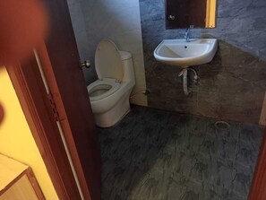 Deluxe Double or Twin Room | Bathroom - Hotel Sri Sai Regency (Hyderabad)