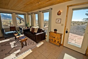 TV connectée, cheminée, livres, chaîne hi-fi