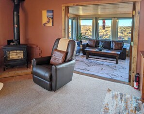 Una Smart TV, una chimenea, libros, un reproductor estéreo