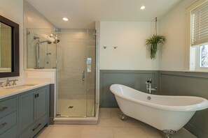 Shower, hair dryer, towels, soap - Luxuray 5BR House Near NYC & MetLife Stadium - World Cup (Montclair)