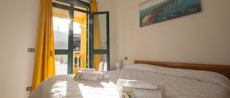 Iron/ironing board, bed sheets