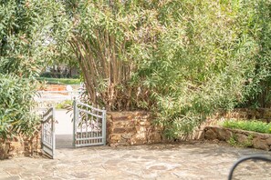 Property grounds - Oasi di Luce - Two Bedroom Apartment, Sleeps 6 (San Teodoro)