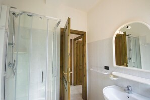 Shower, hair dryer, bidet, towels - Oasi di Luce - Two Bedroom Apartment, Sleeps 6 (San Teodoro)