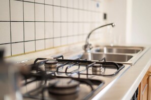 Fridge, oven, stovetop, cookware/dishes/utensils - Sogni d'estate - Two Bedroom Apartment, Sleeps 6 (San Teodoro)