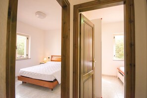3 habitaciones, tabla de planchar con plancha y ropa de cama 