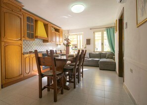 Dining - Le due palme - Three Bedroom Apartment, Sleeps 6 (La Caletta)