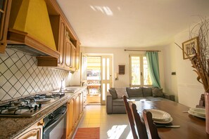 Jääkaappi, uuni, liesi, keittoastiat/astiat/ruokailuvälineet