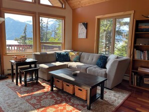 Smart-TV, Kamin, Bücher, Stereoanlage