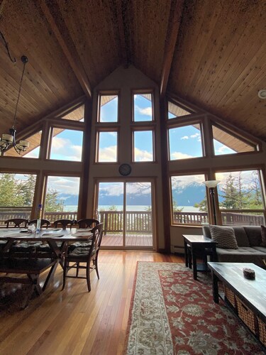 Perfect 6-bedroom house in Haines with plenty of space to relax