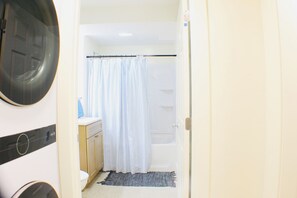 Sèche-cheveux, serviettes fournies, savon, papier toilette