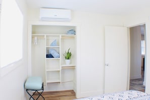 Iron/ironing board, WiFi, bed sheets - Multiple Living Spaces, Mini-Splits, Quiet Neighborhood in SW Burley (Burley)