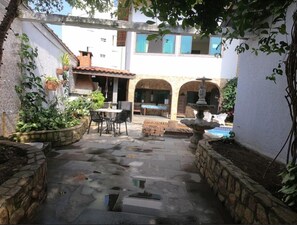 Outdoor dining - Pousada Guaruondas by Oceana Suites (Guarujá)