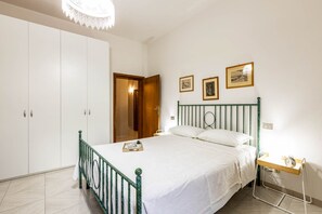 3 chambres, coffres-forts dans les chambres, bureau