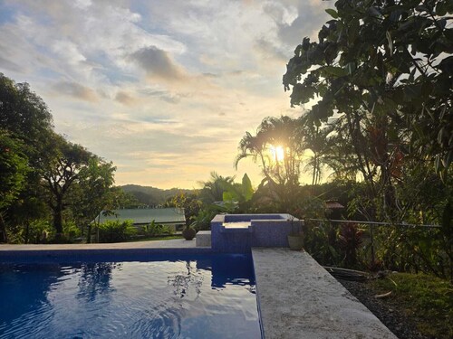 3-bedroom house with cool AC breeze, 5 minutes from Dominical Beach