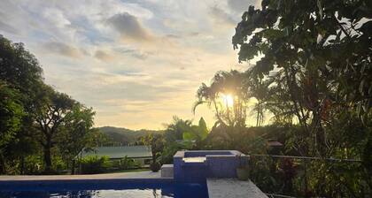 3-bedroom house with cool AC breeze, 5 minutes from Dominical Beach