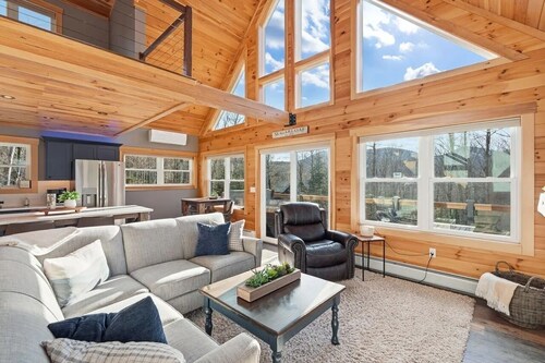 Mountain retreat – stunning views, hot tub, gas fireplace, bunk room