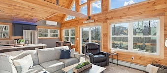 Mountain retreat – stunning views, hot tub, gas fireplace, bunk room