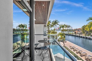 Outdoor dining - Coral Heaven | Las Olas Waterfront Estate | Dock (Fort Lauderdale)