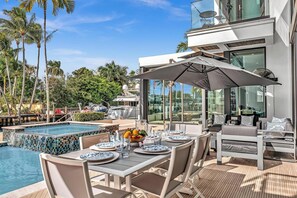 Outdoor dining - Coral Heaven | Las Olas Waterfront Estate | Dock (Fort Lauderdale)