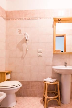 Combined shower/bathtub, hair dryer, towels, soap - Hotel Orio (Venice)