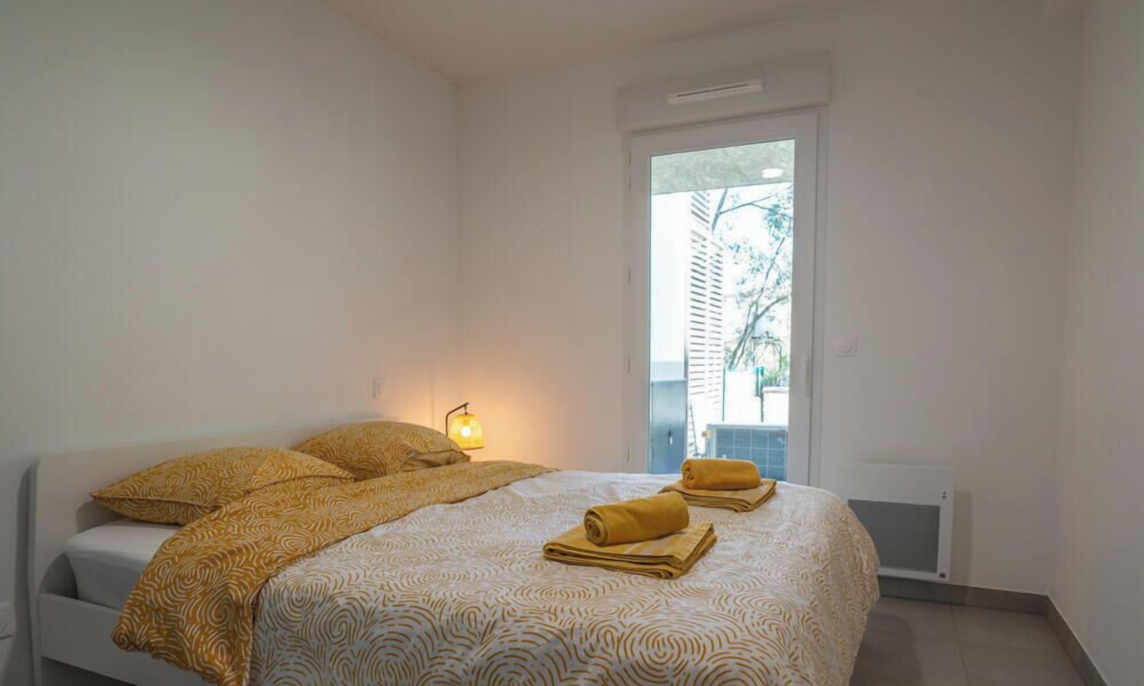 2 bedrooms, travel crib, WiFi