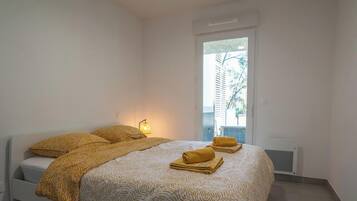 2 bedrooms, travel crib, WiFi