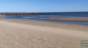 A sandy beach with a rocky breakwater and calm sea. - Riboleys - Maison à 150m de la plage (Vias)
