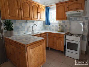 Kühlschrank, Mikrowelle, Herdplatte, Geschirrspüler