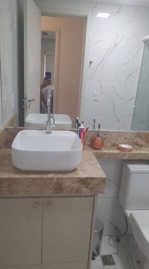 Shower, towels, soap, toilet paper - Apartment in a secure and comfortable condominium. (São Luís)