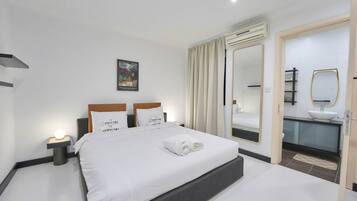 Tabla de planchar con plancha, wifi y ropa de cama