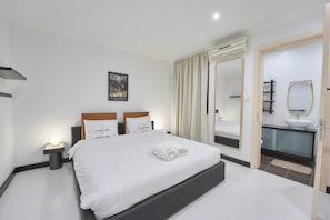 Tabla de planchar con plancha, wifi y ropa de cama 