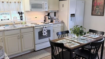 Microondas, horno y placa de cocina