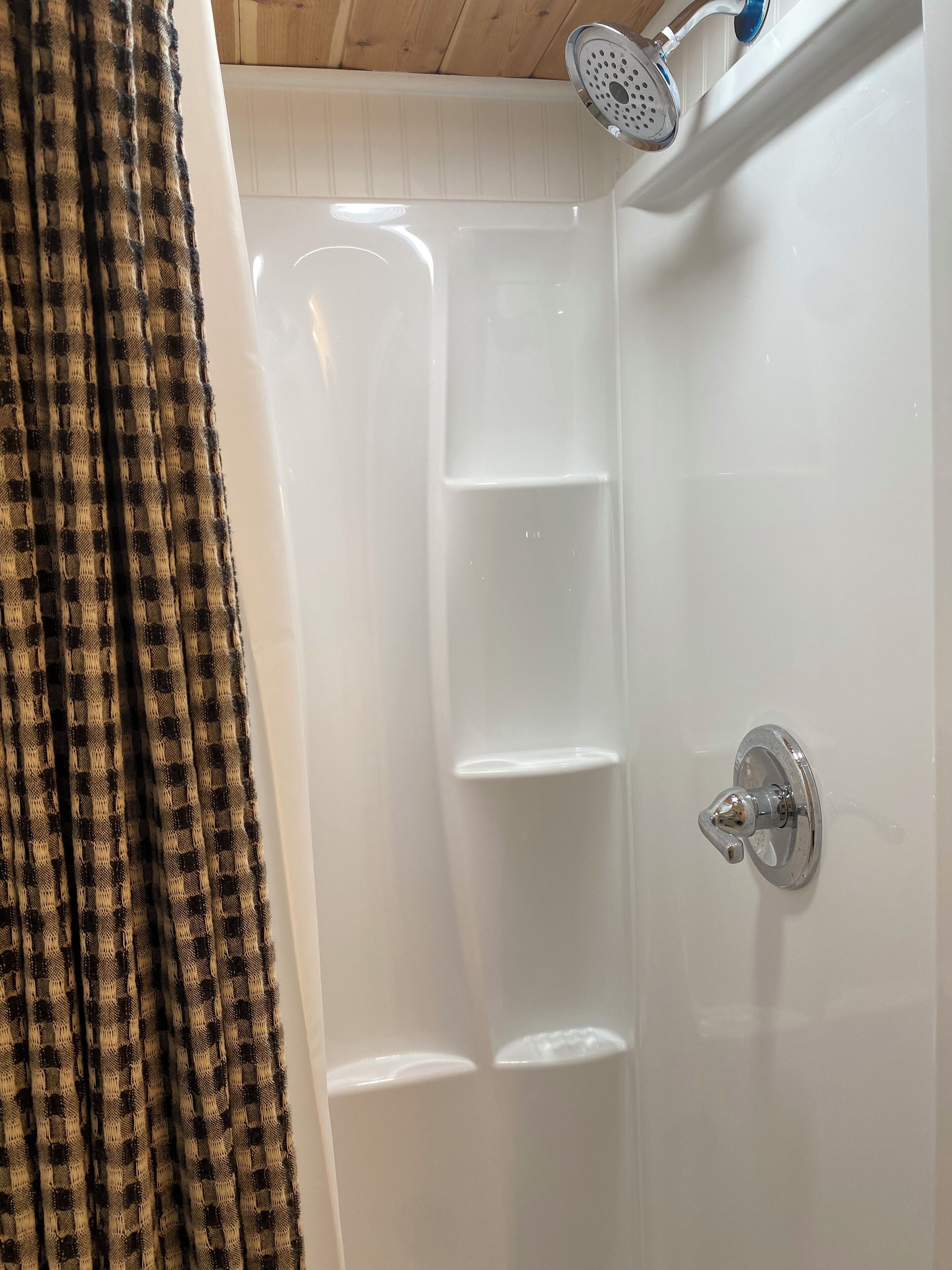 Een douche, een haardroger, handdoeken, zeep