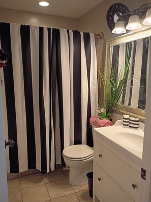 Haartrockner, Handtücher, Seife, Toilettenpapier