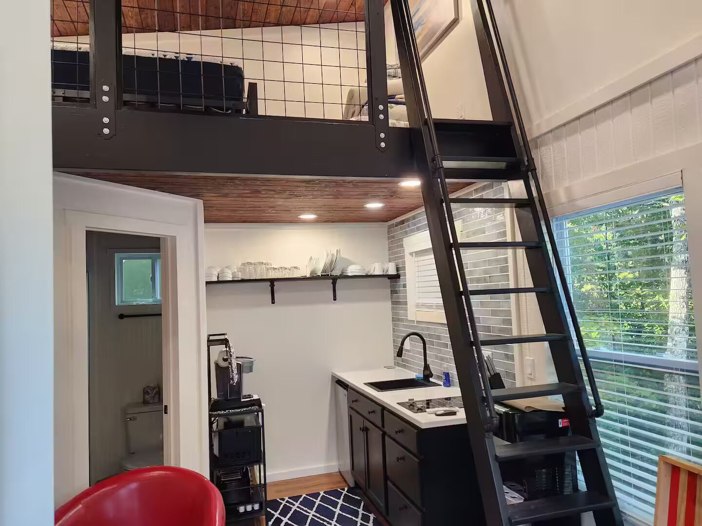 Réfrigérateur, micro-ondes, plaque de cuisson, cafetière/bouilloire