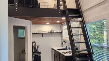 Réfrigérateur, micro-ondes, plaque de cuisson, cafetière/bouilloire