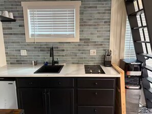 Jääkaappi, mikroaaltouuni, liesi, kahvin-/teenkeitin