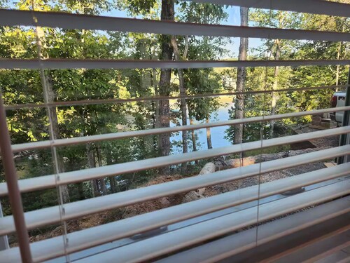 Beautiful tiny home on gorgeous Smith Lake.