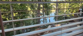 Beautiful tiny home on gorgeous Smith Lake.