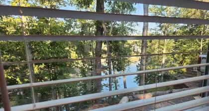 Beautiful tiny home on gorgeous Smith Lake.