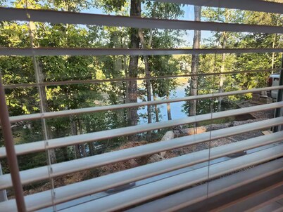 Beautiful tiny home on gorgeous Smith Lake.