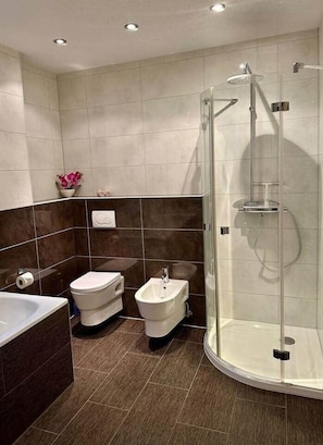 Shower, hair dryer, bidet, towels - Modern vacation home | near Düsseldorf | 160sqm (Neuss)
