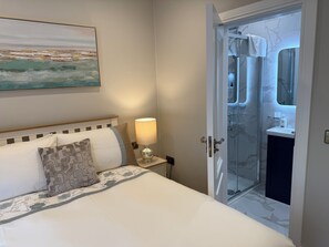 4 bedrooms, in-room safe, desk, iron/ironing board