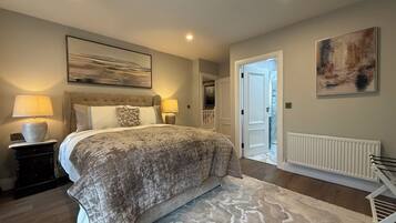 4 soverom, safe på rommet, skrivebord og strykejern/-brett