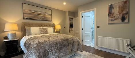 4 bedrooms, in-room safe, desk, iron/ironing board